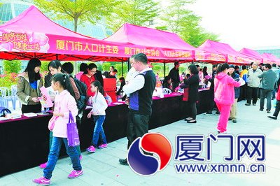 厦门市人口计生委进行宣传服务
