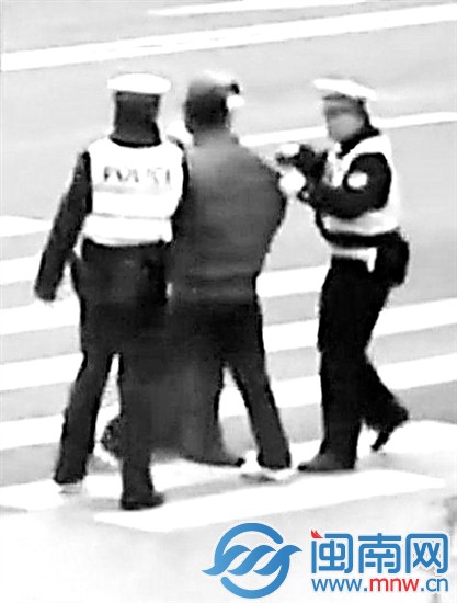七旬老人竟殴打交警