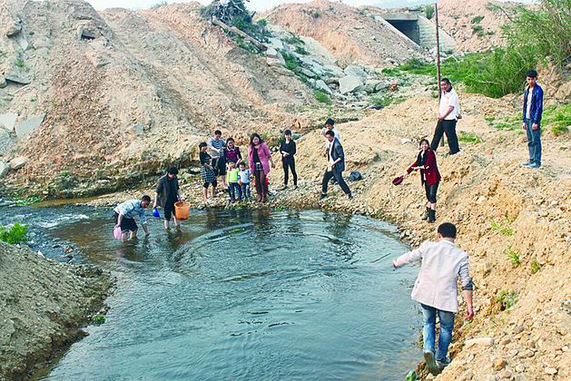 鲤南瑞溪：漏筛就能把鱼捞得盆满钵满-图