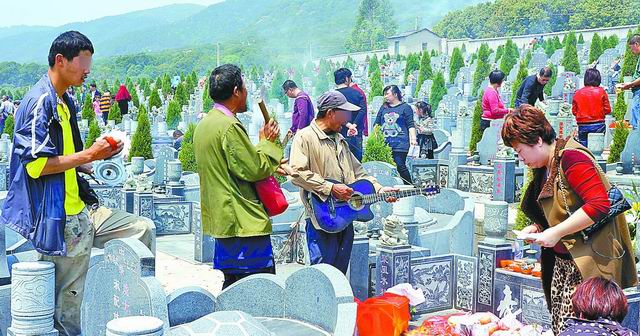 公墓区成“丐帮”生财“宝地”