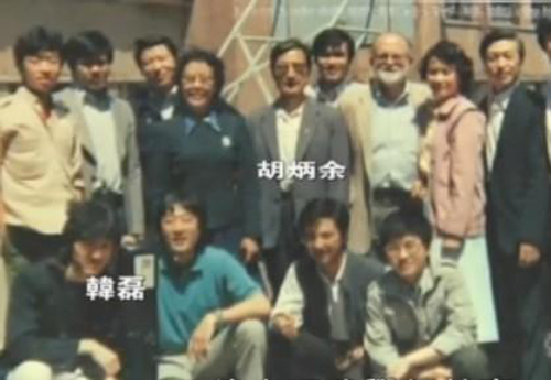 韩磊在中央音乐学院附中与师生的合照。胡炳余是韩磊 