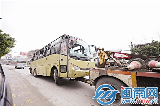 大巴车受损严重，车窗玻璃大多已经破碎