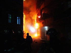 阳台突发大火两人被困获救