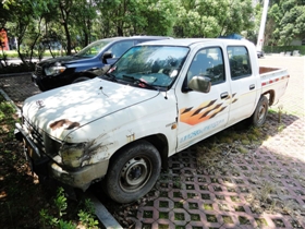 龟湖公园停车场内停放的一部“僵尸车”