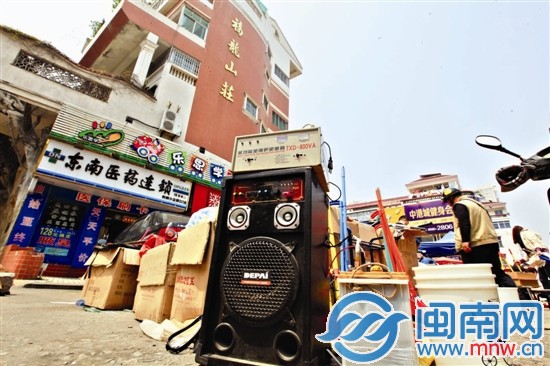 在泉州市区圣湖路，小摊扎堆，很多小贩还带着这样的 