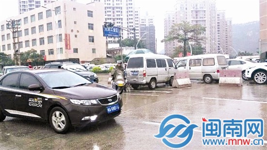 一辆面包车在此掉头，路口交通陷入混乱