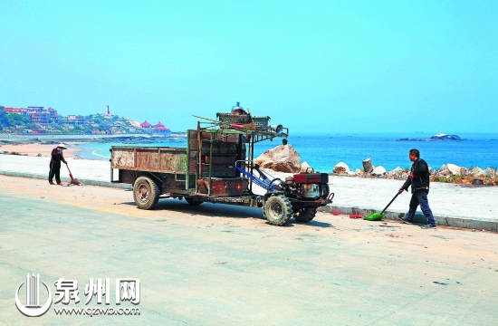 在石狮祥芝, 清洁工人正在清理海边垃圾。