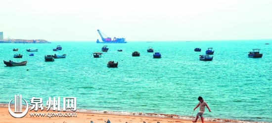 在泉州台商投资区,从沿海大通道可欣赏到不远处的海景