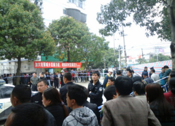 现场拉起警戒