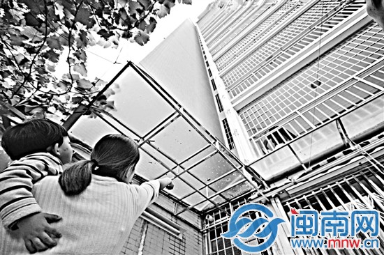 悦景豪庭1幢高空抛物，玻璃渣就掉在3楼住户的遮雨棚 