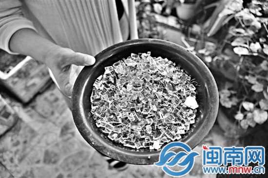 3楼业主清理砸下来的玻璃渣