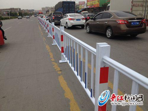 陈埭鞋都路中央护栏全部安装完毕