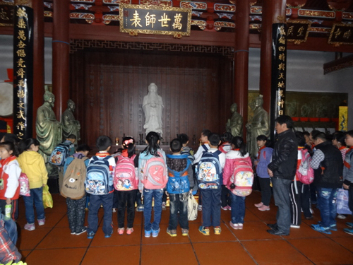 德化浔北分校组织部分师生冒着蒙蒙细雨走进该县千年&nbsp;