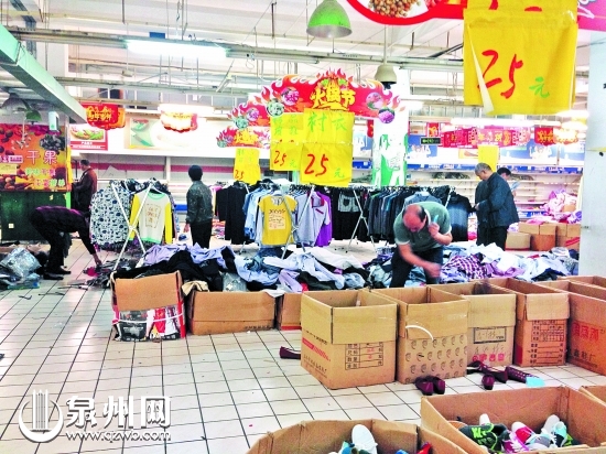 以为是新华都清货，许多市民来此“淘宝”。