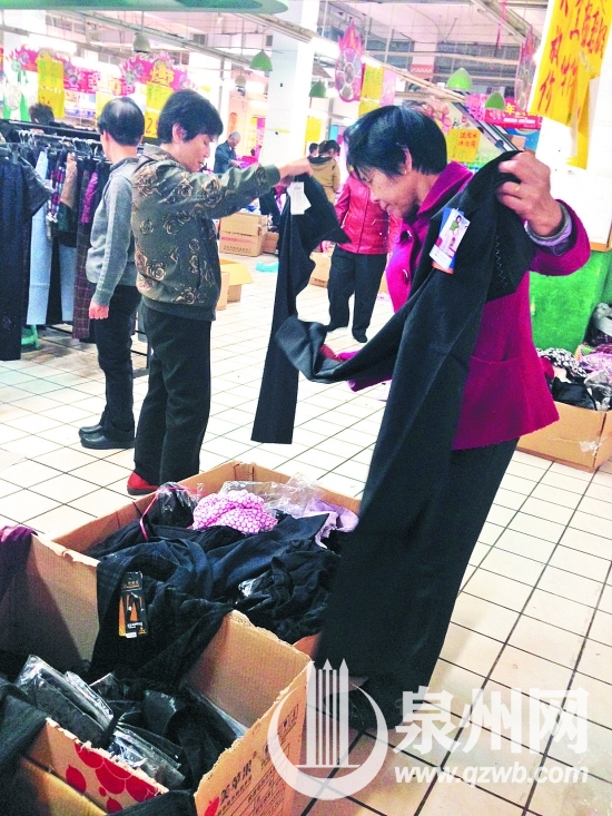 市民在挑选