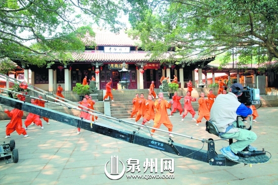 摄制组拍摄少林武僧练武的场景