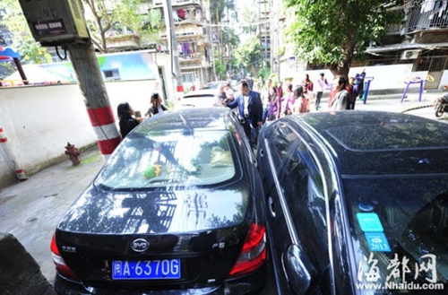 闽A6370G小车堵了小区通道