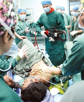 手术室里消防员手持液压剪为受伤男子剪断钢筋