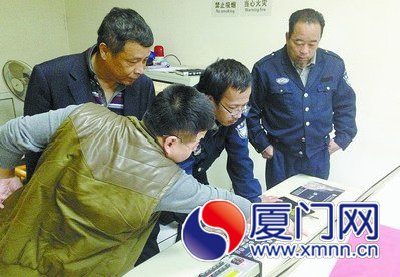 市民评代表在翔安区新店镇查看监控录像