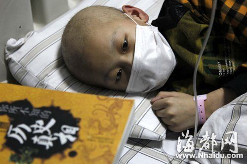 小哲很喜欢看历史类书籍