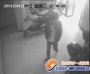 监控画面,男子正在物色下手车辆。