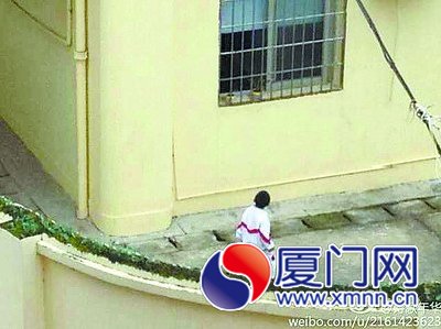孩子在教室外闲逛