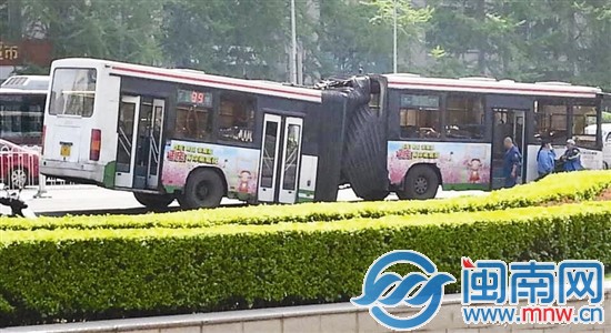 街头公交“拦腰折”