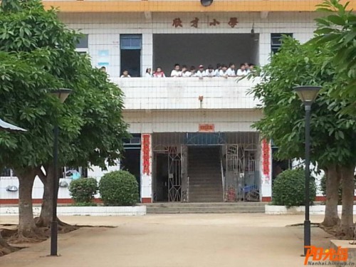 海南小学生春游大巴事故现场2
