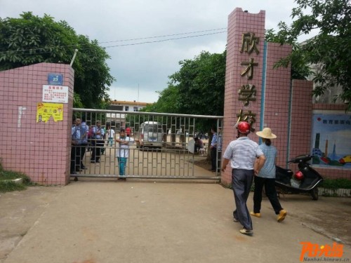 海南小学生春游大巴事故现场3