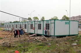 石狮市区不少建筑工地现“柜族部落”