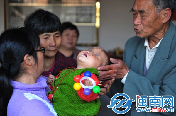 小安还不会说话，只能通过痛苦挣扎和哭闹告诉妈妈， 