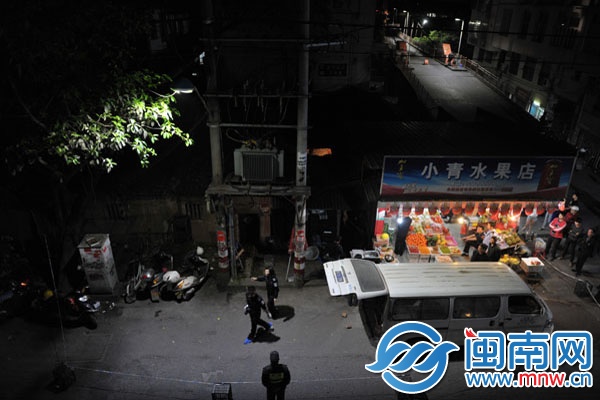 昨晚警方已将夫妻二人遗体运走（水果店左侧即为这对 