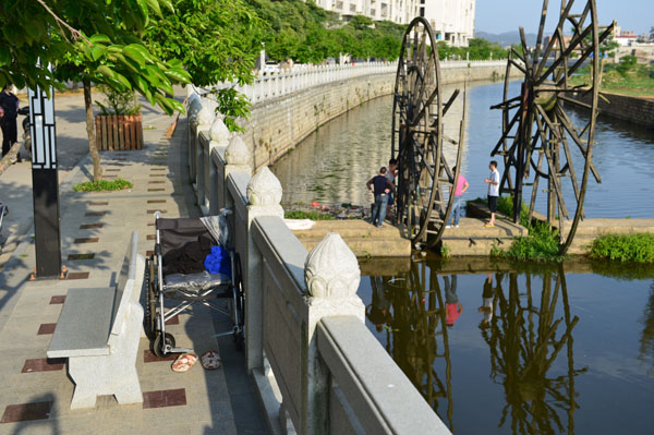 老人疑是从轮椅翻越护栏跳溪自杀