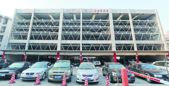 位于中心市区津坂路的多层钢架立体停车场利用率并不 