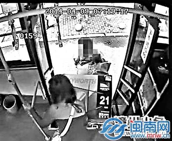两乘客抬着的电视占很大位置
