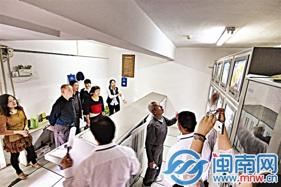荣昌花园业主体验日，业主跟着参观消控室