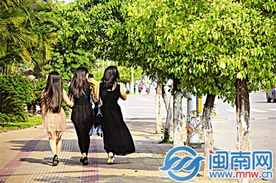 温度飙升，街头长裙飘飘