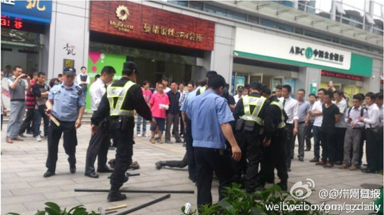 男子持斧街上乱砍1