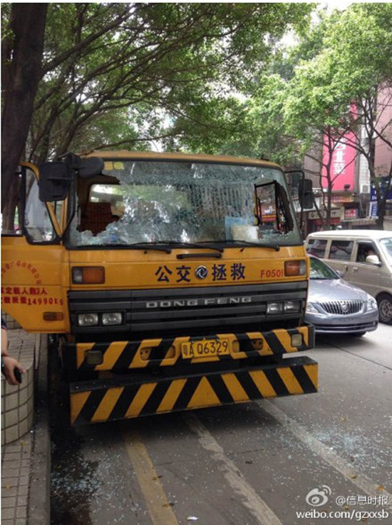 男子持斧街上乱砍2