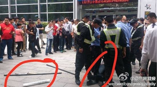 男子持斧街上乱砍