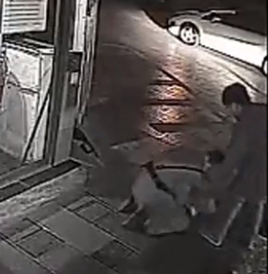 云南高院法官打保安磕头求饶7