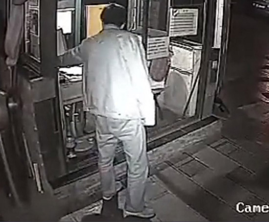 云南高院法官打保安磕头求饶1