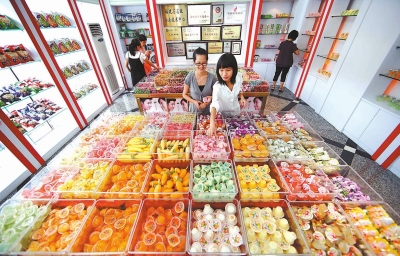 近日，顾客在晋江某糖果企业展示馆挑选产品。