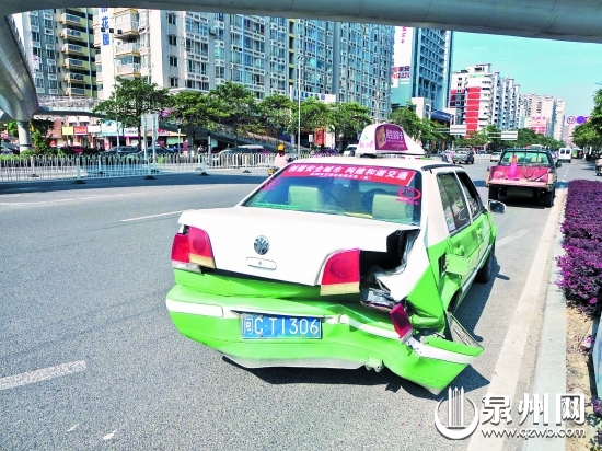 出租车在隧道内被追尾