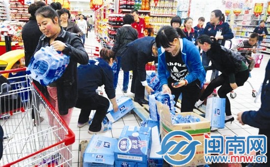 市民到超市抢购饮用水
