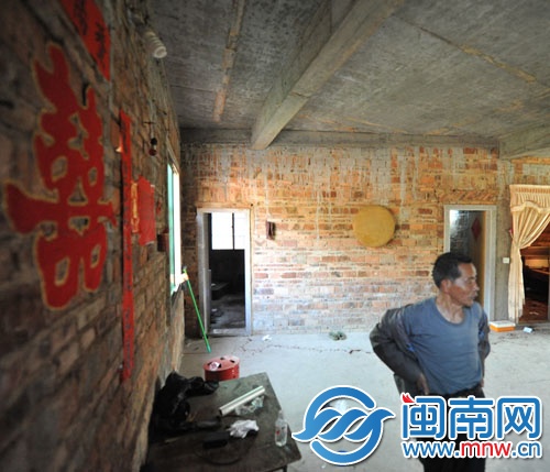 夫妻俩半年前才结婚，艳丽的喜字还贴在墙上，格外刺眼