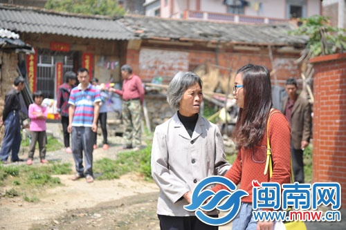 邻居洪阿婆紧紧拉住海都记者的手，流着眼泪说“多亏 