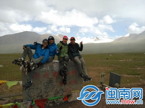 4个大学生进藏路上合影
