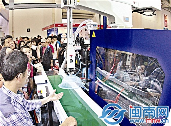 在台交会展馆，注塑机现场生产塑料盆，吸引很多市民&nbsp;