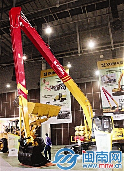挖掘机臂长16米，能做很多人工无法完成的工作